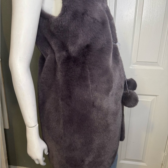 AILENE Eco Fur and Mink Bonbon Hooded Vest. - Picture 7 of 11